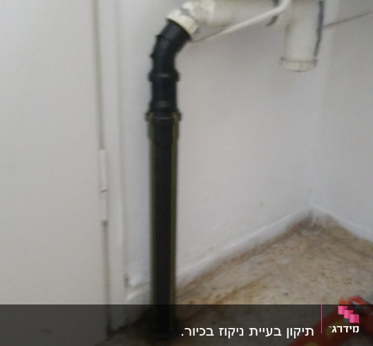 צינור ביוב שחור וכלי עבודה על הרצפה